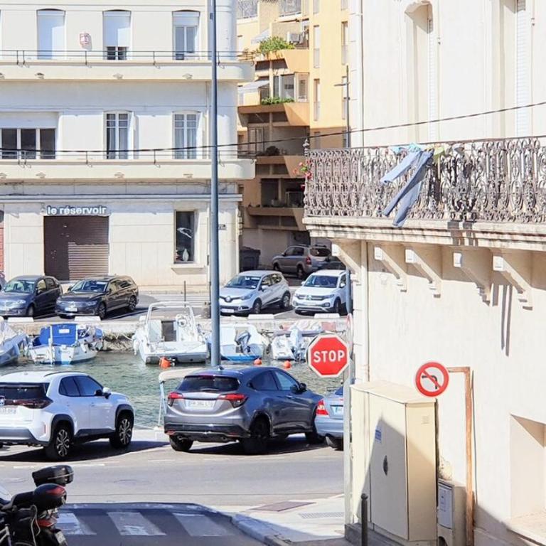 LE BAYARD Authentique Maison Sétoise Patio Climatisée Centre Historique Parking payant à proximité - Maison de Vacances - 12