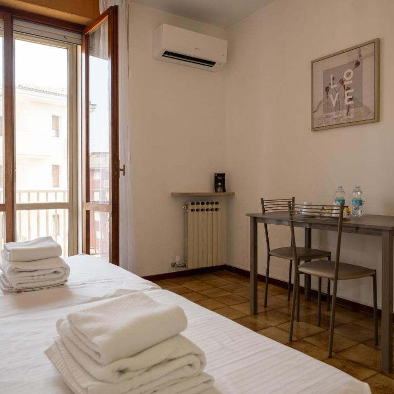 SmartStay23 - Camera Budget Matrimoniale/Doppia con Letti Singoli - 1