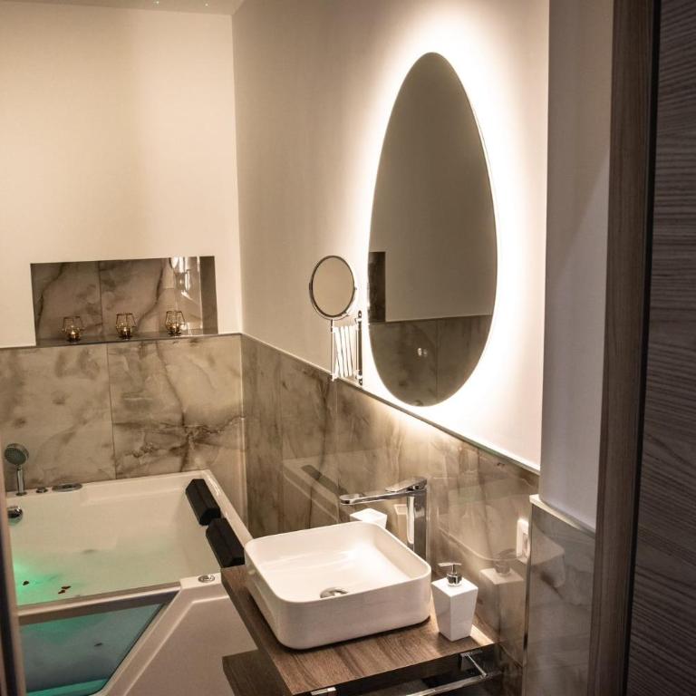 Sve&Co suite rooms - Zimmer mit Kingsize-Bett und Whirlpool - 9
