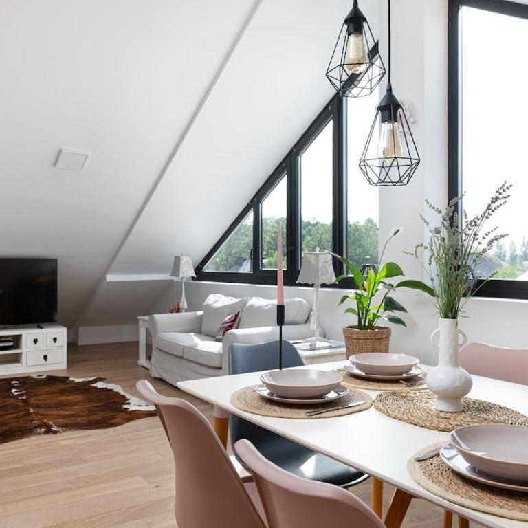 Apartamentos Alojalia - Three-Bedroom Apartment - 1