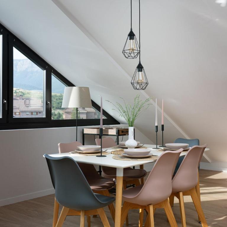 Apartamentos Alojalia - Three-Bedroom Apartment - 6