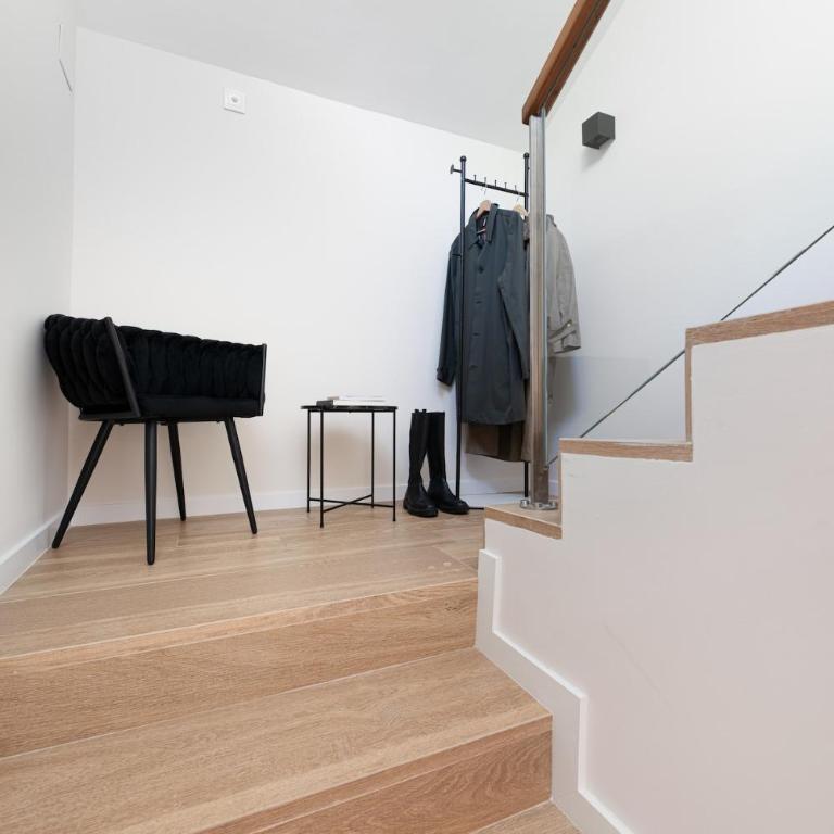 Apartamentos Alojalia - Three-Bedroom Apartment - 28