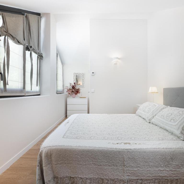 Apartamentos Alojalia - Three-Bedroom Apartment - 18