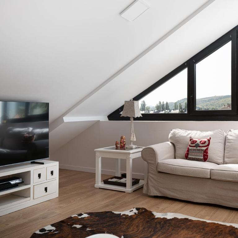 Apartamentos Alojalia - Three-Bedroom Apartment - 7