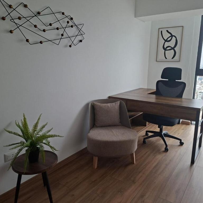 Apartment 2503 Free Parking 2 Bedrooms with Work Area - Three-Bedroom Apartment - 17