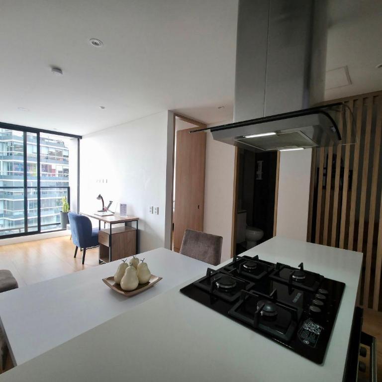 Vista panorámica con balcón, piso 17; Parking, Usaquén - Deluxe One-Bedroom Apartment with City View - 22