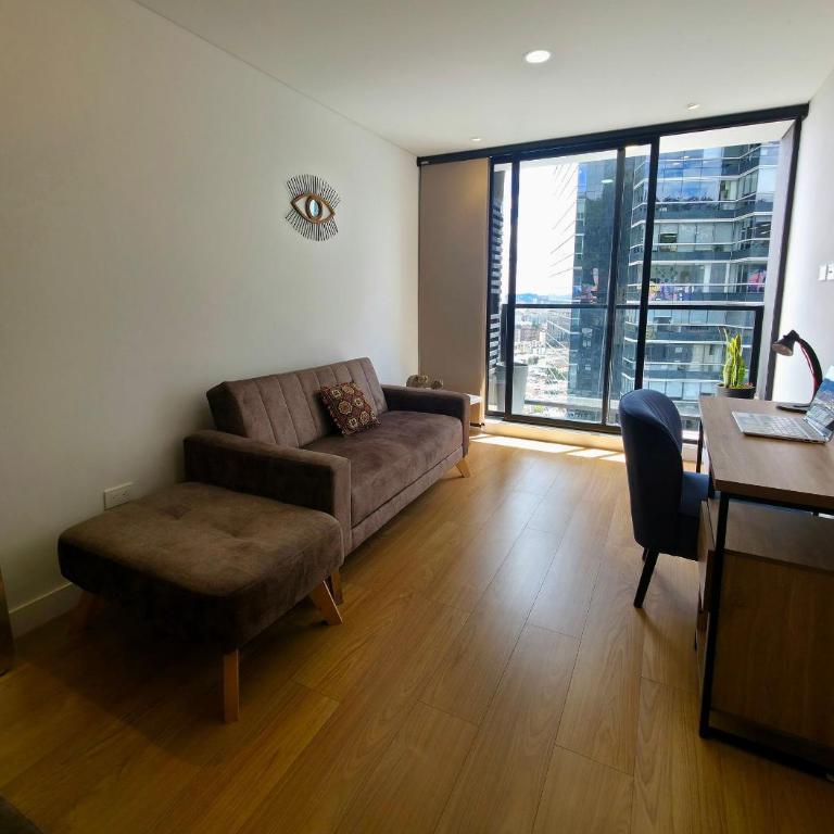 Vista panorámica con balcón, piso 17; Parking, Usaquén - Deluxe One-Bedroom Apartment with City View - 10