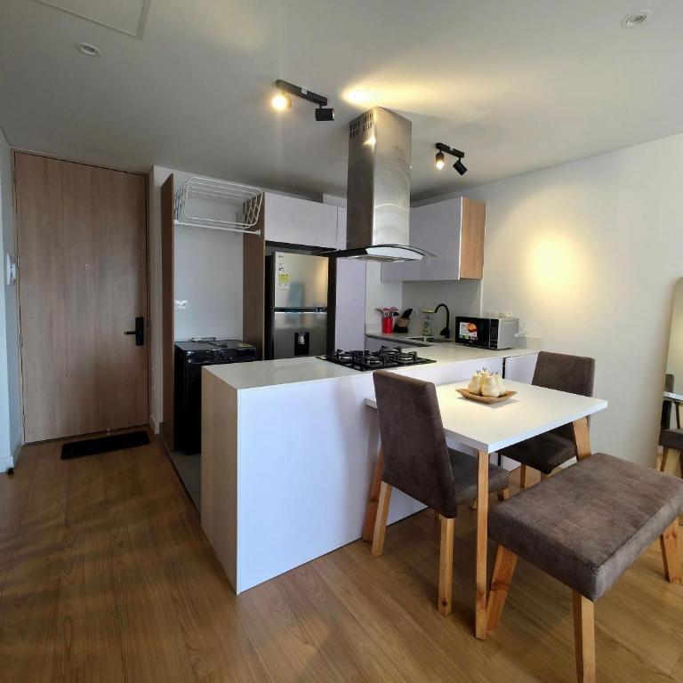 Vista panorámica con balcón, piso 17; Parking, Usaquén - Deluxe One-Bedroom Apartment with City View - 17