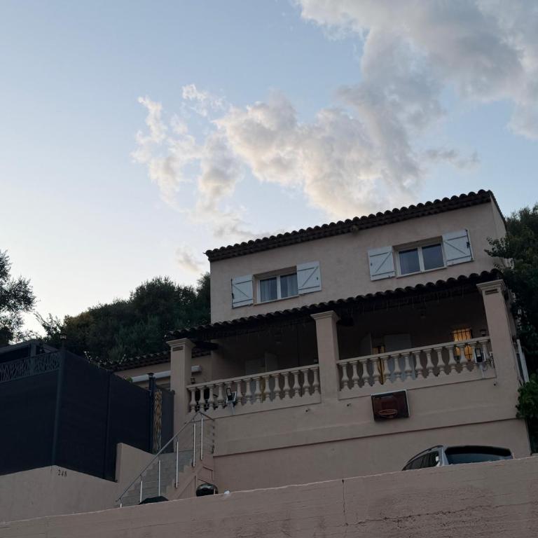 La Villa Français Live, Love,Laugh & have Fun - Villa - Vue sur Jardin - 92