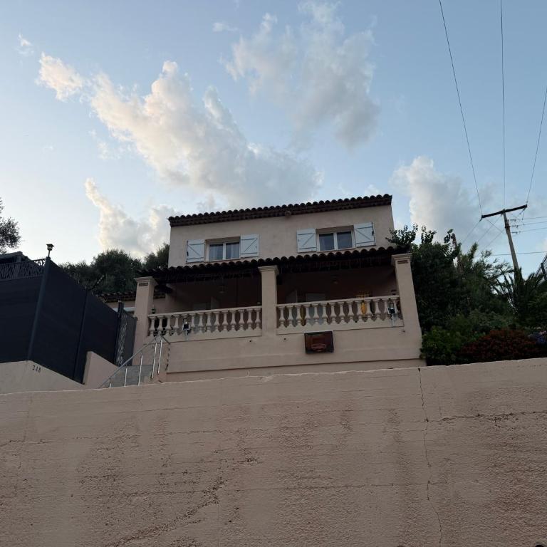 La Villa Français Live, Love,Laugh & have Fun - Villa - Vue sur Jardin - 93