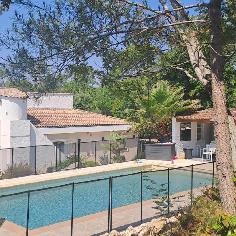 Maison au calme avec grande piscine - Maison 3 Chambres - 1