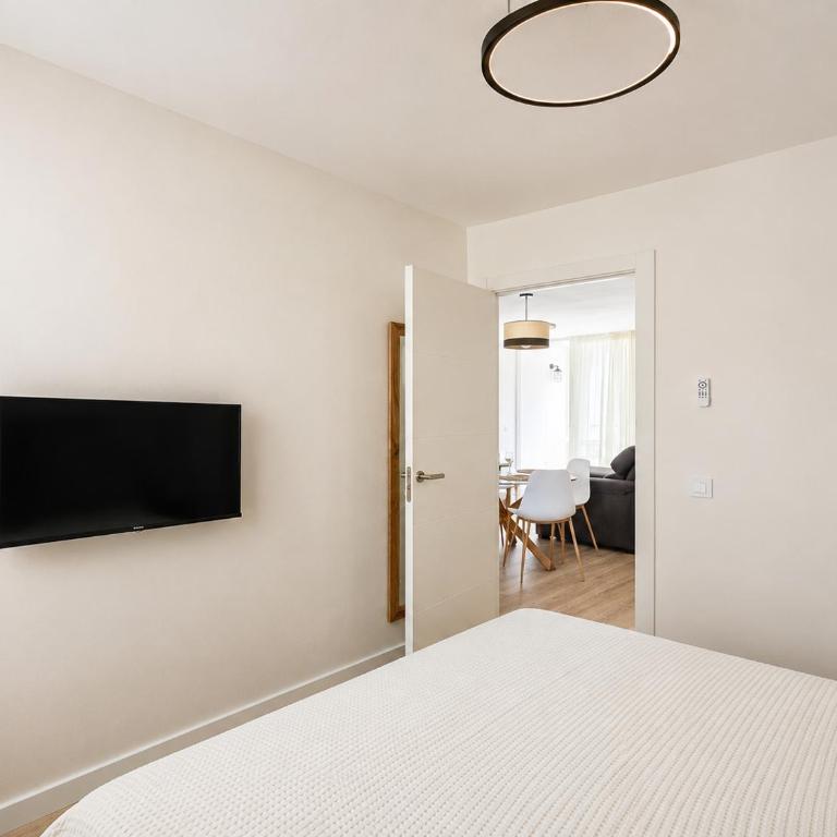 Gran Apto de Diseño Reformado 3Hab - Three-Bedroom Apartment with Balcony - 7