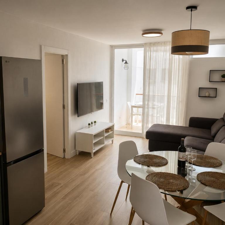 Gran Apto de Diseño Reformado 3Hab - Three-Bedroom Apartment with Balcony - 2
