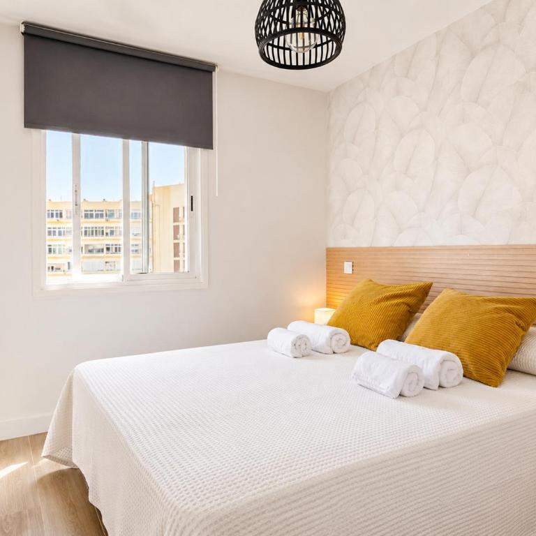 Gran Apto de Diseño Reformado 3Hab - Three-Bedroom Apartment with Balcony - 9