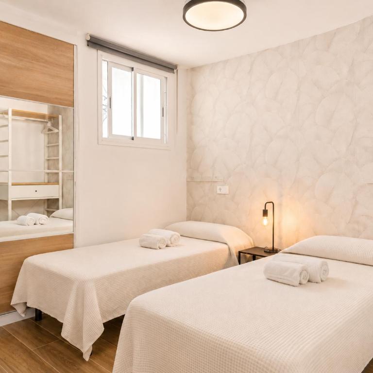 Gran Apto de Diseño Reformado 3Hab - Three-Bedroom Apartment with Balcony - 8