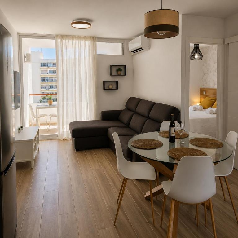 Gran Apto de Diseño Reformado 3Hab - Three-Bedroom Apartment with Balcony - 17