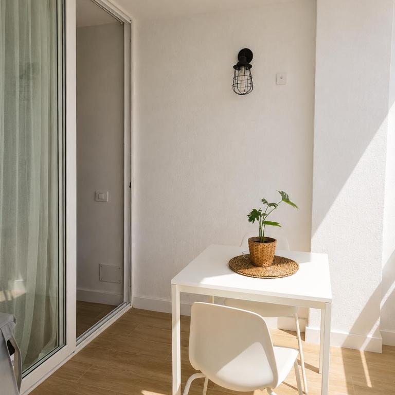 Gran Apto de Diseño Reformado 3Hab - Three-Bedroom Apartment with Balcony - 11