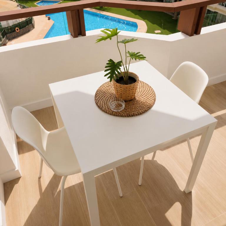 Gran Apto de Diseño Reformado 3Hab - Three-Bedroom Apartment with Balcony - 13