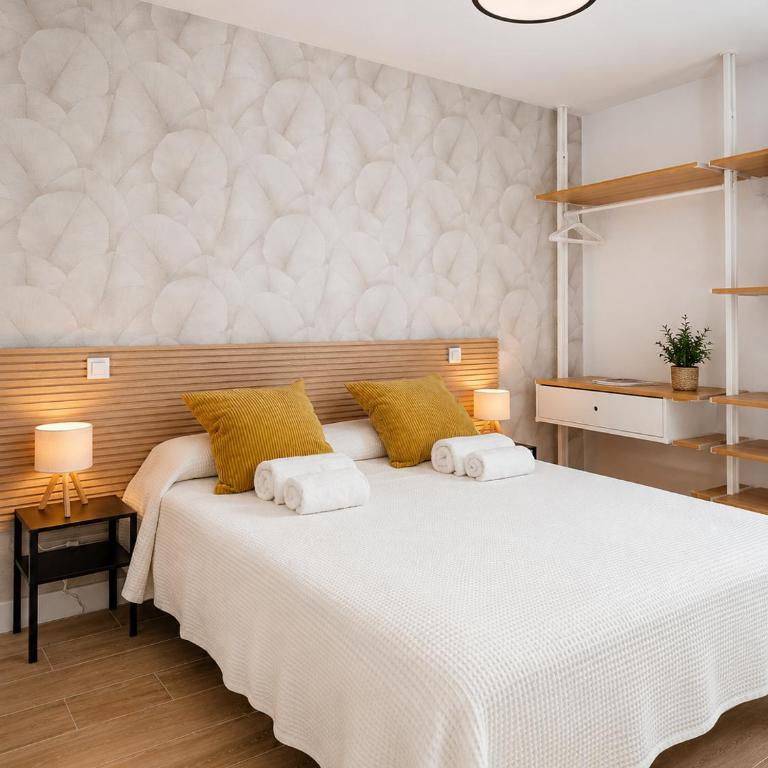Gran Apto de Diseño Reformado 3Hab - Three-Bedroom Apartment with Balcony - 15