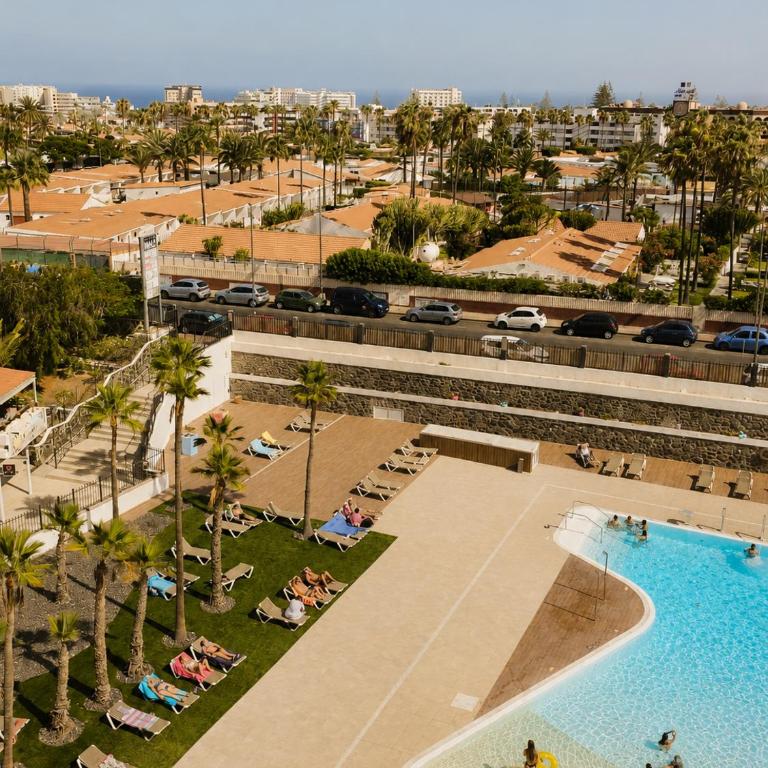 Gran Apto de Diseño Reformado 3Hab - Three-Bedroom Apartment with Balcony - 1