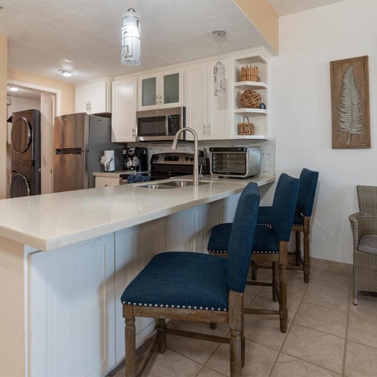 Renovated 2BR/2BA Ocean View Retreat on Sandy Beach - Casa - 2