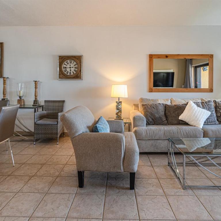 Renovated 2BR/2BA Ocean View Retreat on Sandy Beach - Casa - 4