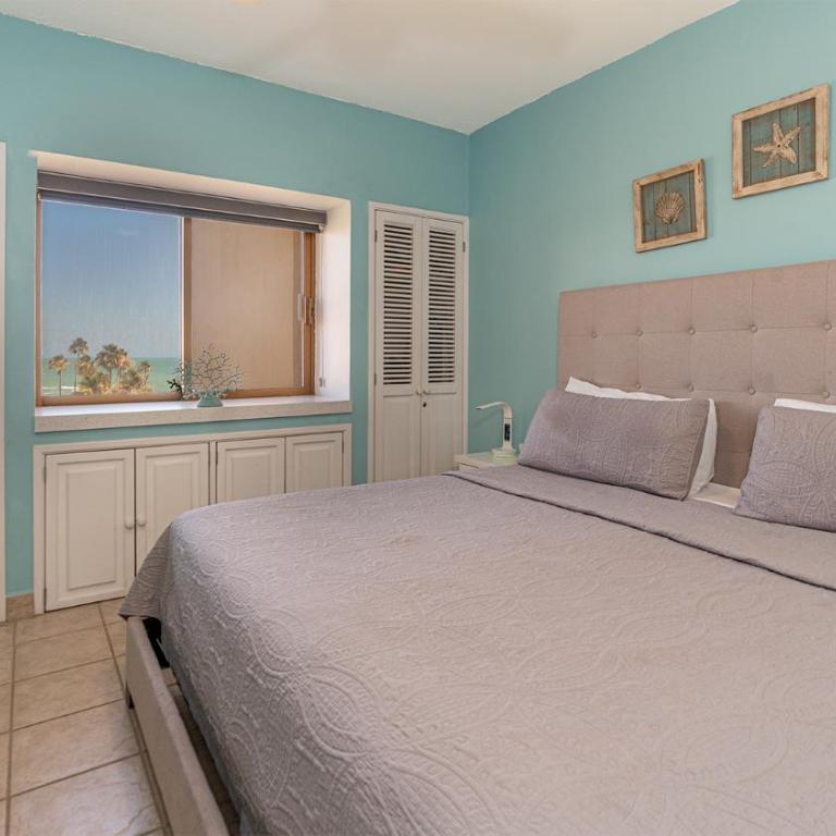 Renovated 2BR/2BA Ocean View Retreat on Sandy Beach - Casa - 6