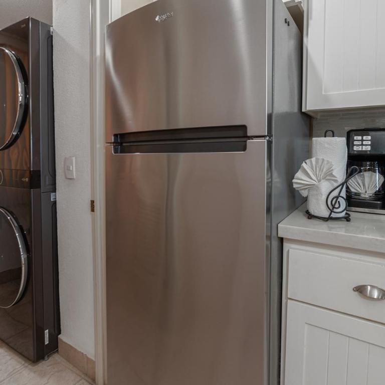 Renovated 2BR/2BA Ocean View Retreat on Sandy Beach - Casa - 8
