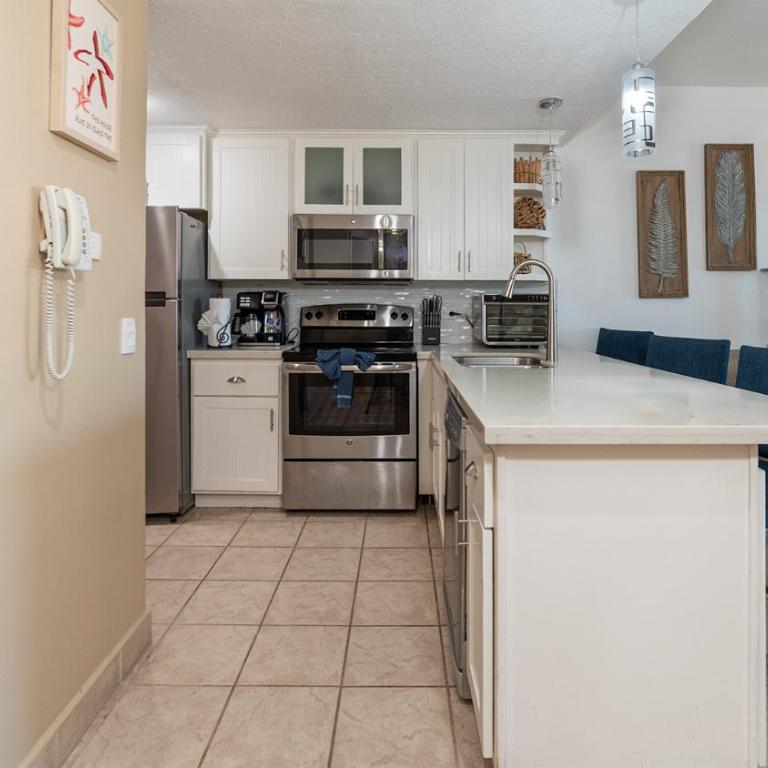 Renovated 2BR/2BA Ocean View Retreat on Sandy Beach - Casa - 9