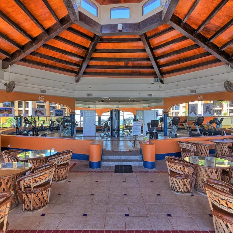 Renovated 2BR/2BA Ocean View Retreat on Sandy Beach - Casa - 15