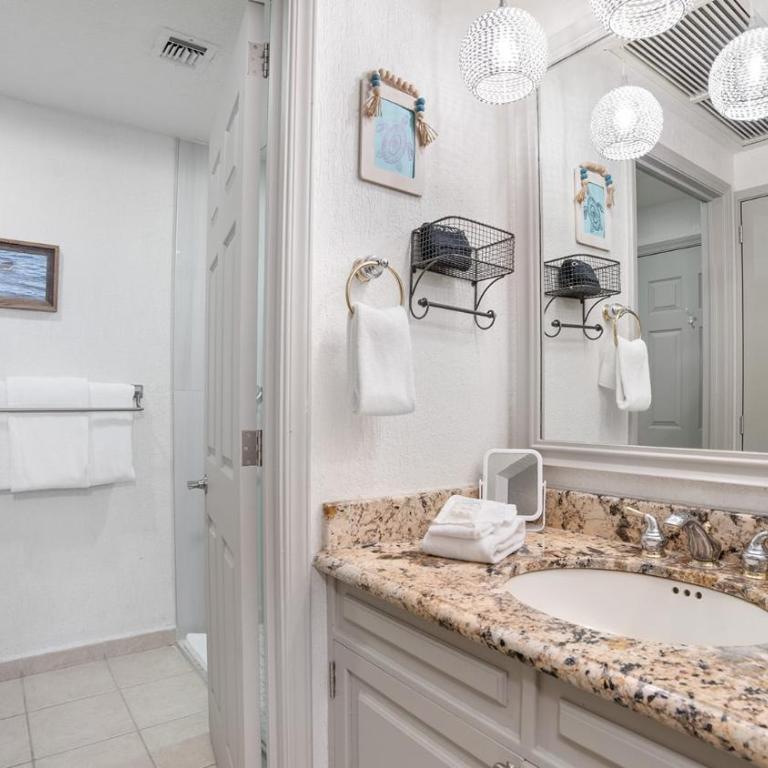 Beautiful 1BR/1BA Retreat with Panoramic Ocean Views - Casa - 9