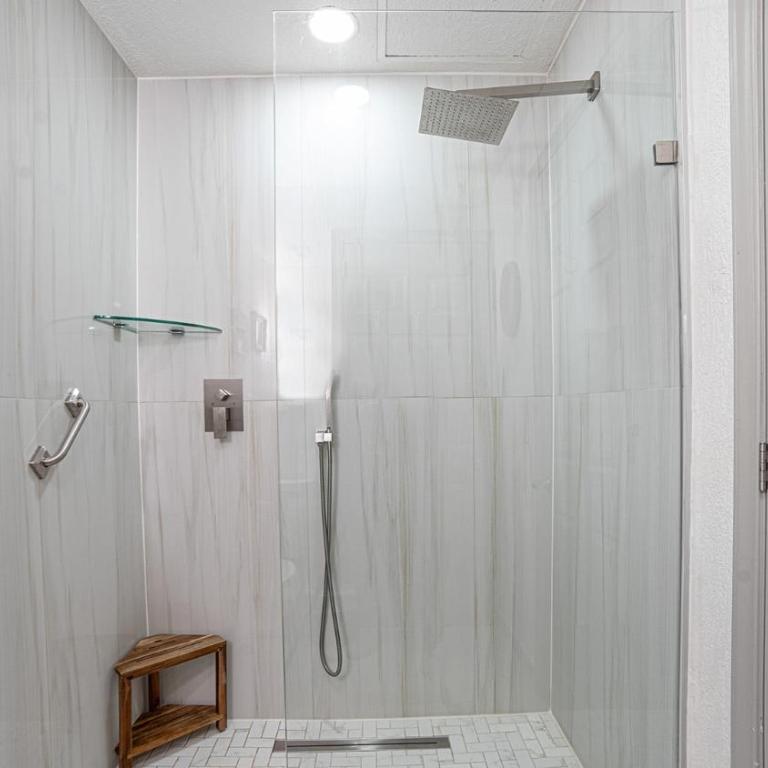 Beautiful 1BR/1BA Retreat with Panoramic Ocean Views - Casa - 12