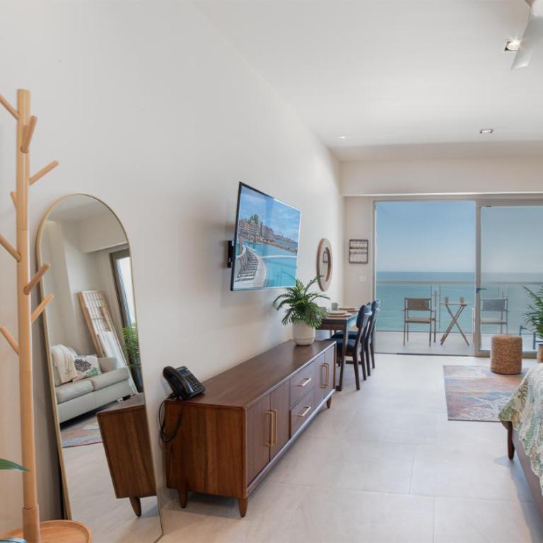 One 1403B: Beachfront Bliss Studio in Sandy Beach - Casa - 4