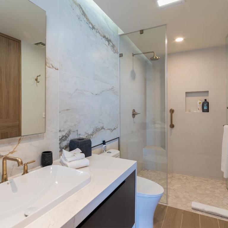 Beachfront Paradise 4BR/4BA Elegant Condo with Breathtaking Views - Casa - 4