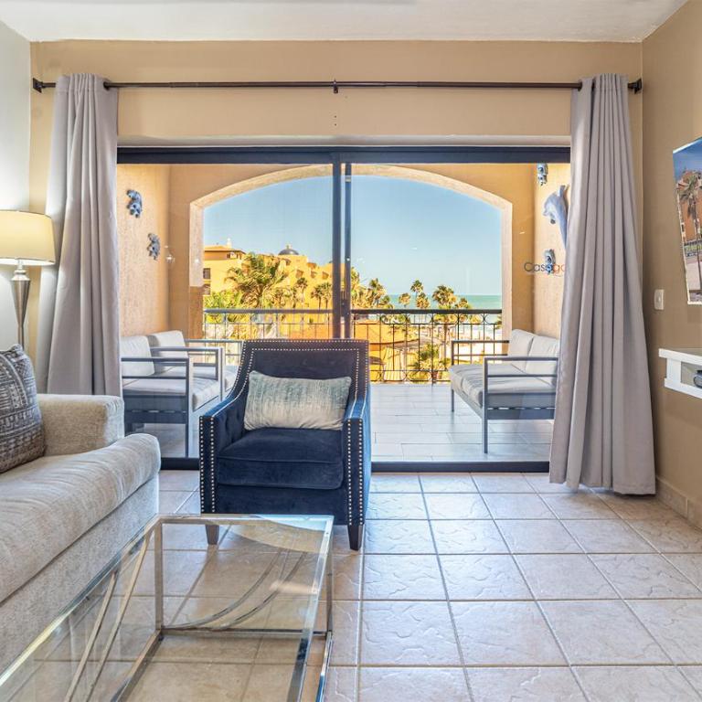 Renovated 2BR/2BA Ocean View Retreat on Sandy Beach - Casa - 1