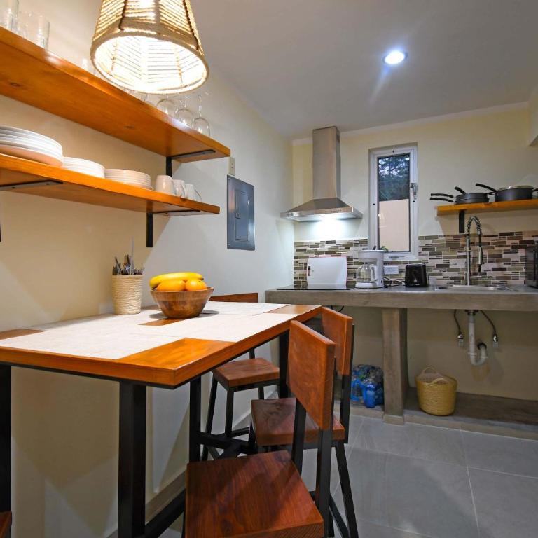 The Poolside Suite Downtown Access free parking on street - Apartamento - 7
