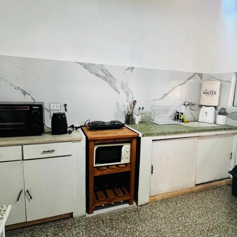 HOSPEDAJE "La Catalina" Ubicada a 15 minutos del Aeropuerto de Ezeiza con Estacionamiento Gratis-Cancelacion Gratis -Desayuno Gratis -Parking Gratis-Se Paga al Ingresar - Casa de 2 dormitorios - 6