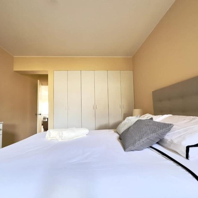 Sky Apartamento Sergio Bernales, parques y ciudad - Two-Bedroom Apartment - 4