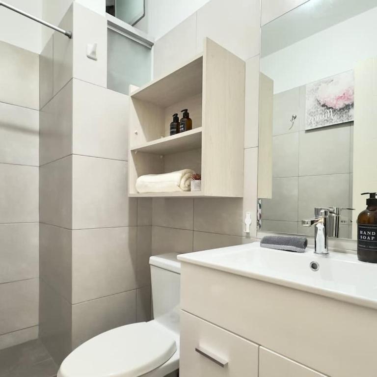 Sky Apartamento Sergio Bernales, parques y ciudad - Two-Bedroom Apartment - 13