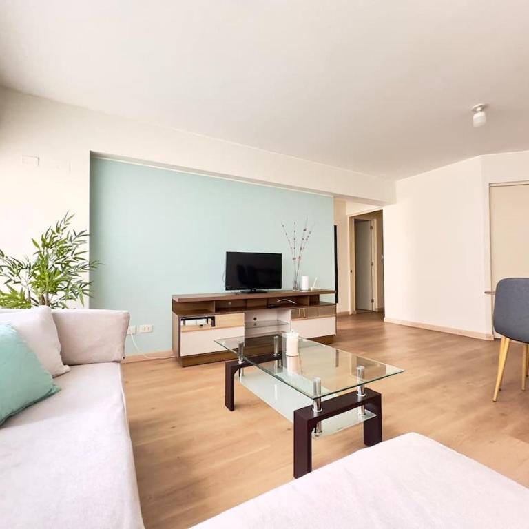 Sky Apartamento Sergio Bernales, parques y ciudad - Two-Bedroom Apartment - 16