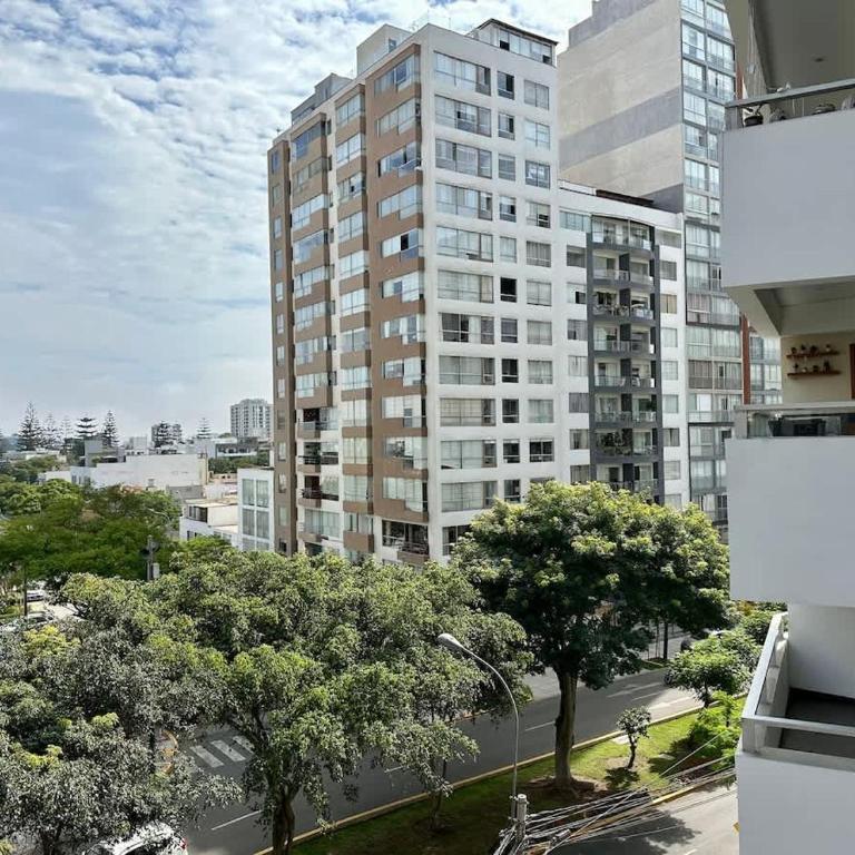 Sky Apartamento Sergio Bernales, parques y ciudad - Two-Bedroom Apartment - 24