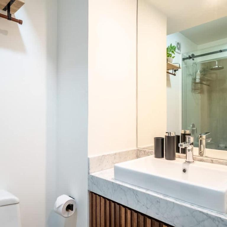 Modern Haven in Miraflores - Two-Bedroom Deluxe Apartment - 48