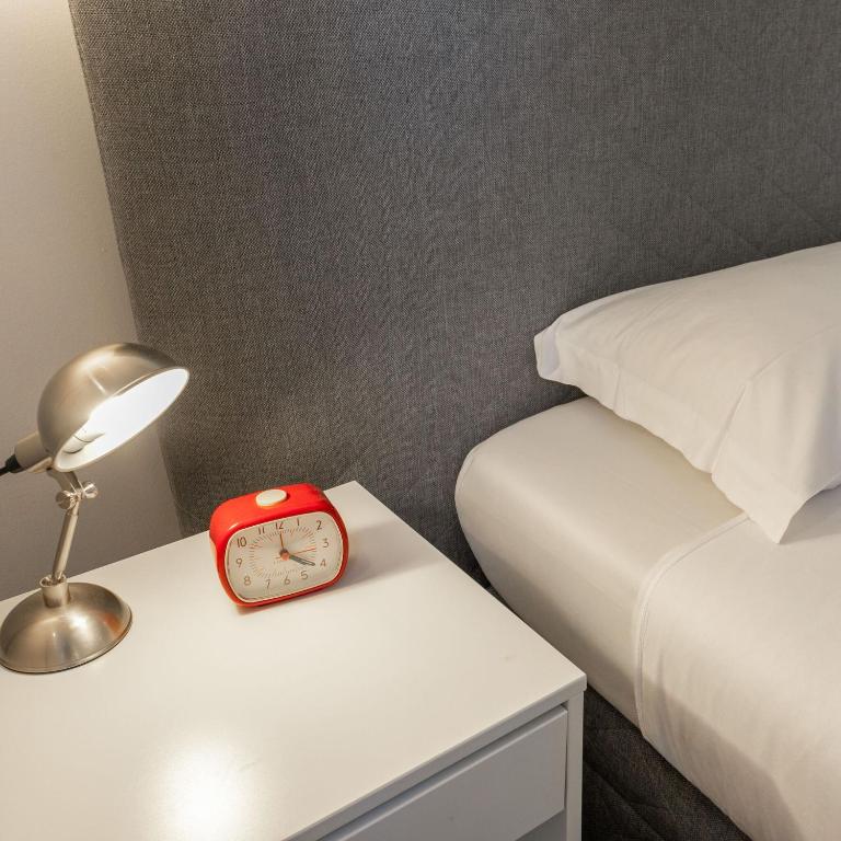 Caracciolo - Elegante Bilocale • Ascensore • Metro Vicina • Wi-Fi - Apartment - 20