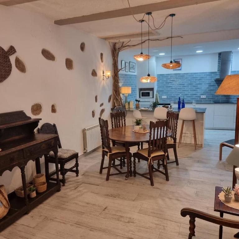 Casa Encantadora, 2 Habitaciones, Terraza y Aire Acondicionado - HISP-236-215 - Ferienhaus - 1