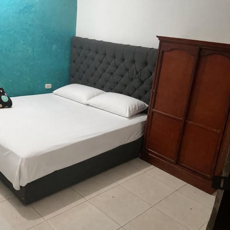 Habitacion para solo mujeres cama 2x2 con Baño Compartido - Triple Room with Shared Bathroom - 1