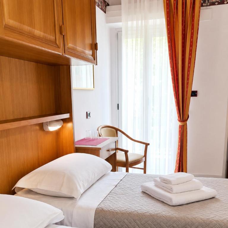 Hotel Kennedy - Camera Doppia con Letti Singoli - 12