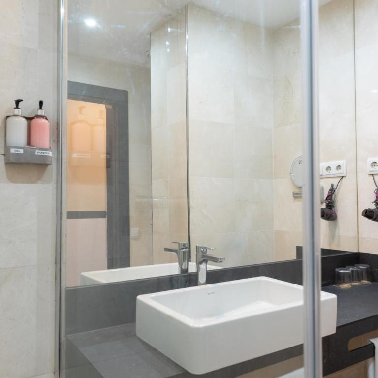 May Ramblas Hotel - Habitación Doble Superior con sofá - 1 o 2 camas - 8
