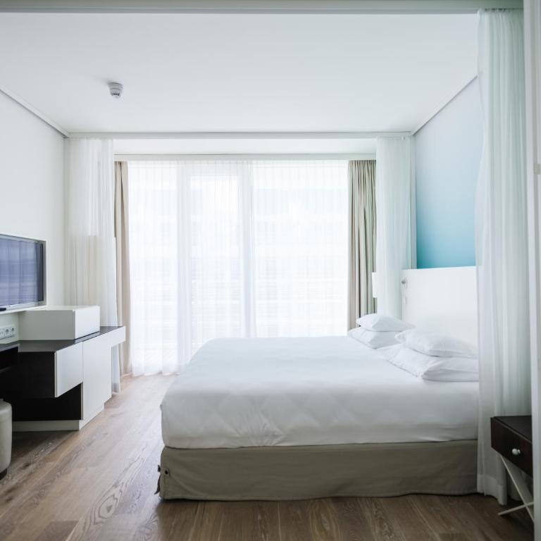 Falkensteiner Hotel & Spa Jesolo - Deluxe Room with Balcony and Lateral Sea View - 4
