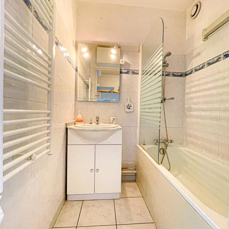 Bright apartment with pool - Apartment - 4