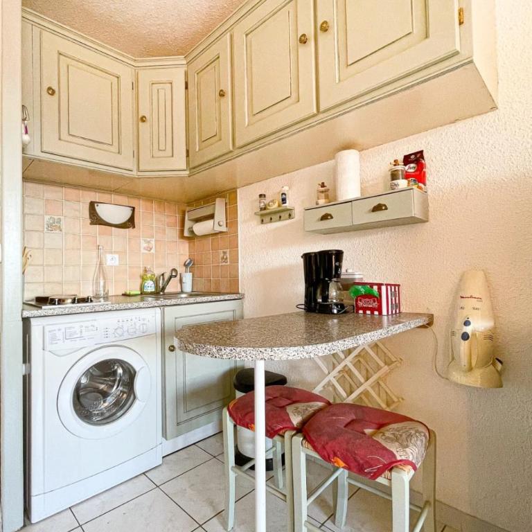 Bright apartment with pool - Apartment - 8